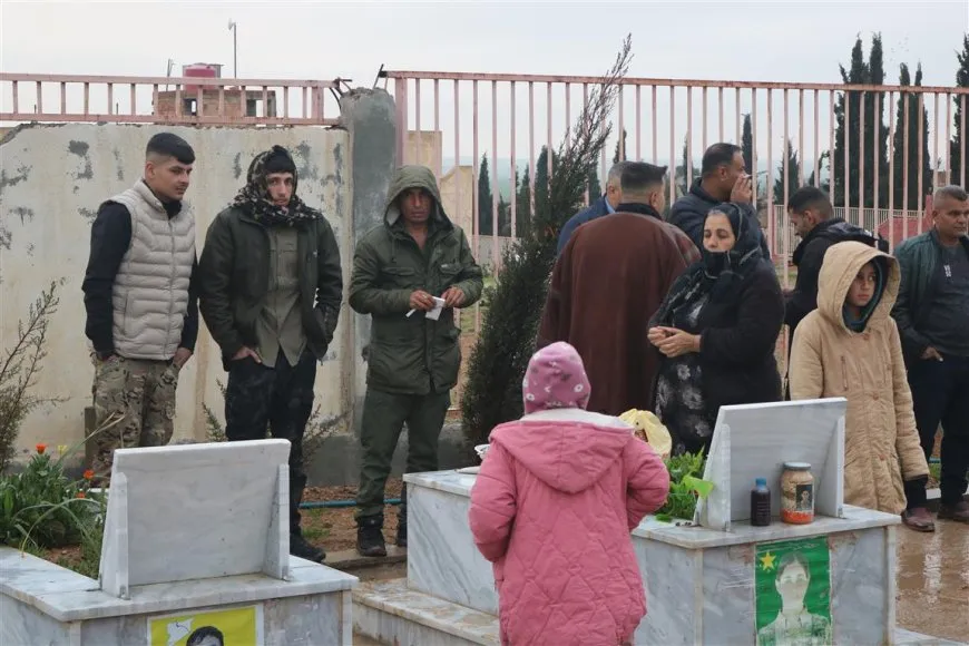 El pueblo de Rojava celebra el Eid al-Fitr visitando los santuarios de los mártires