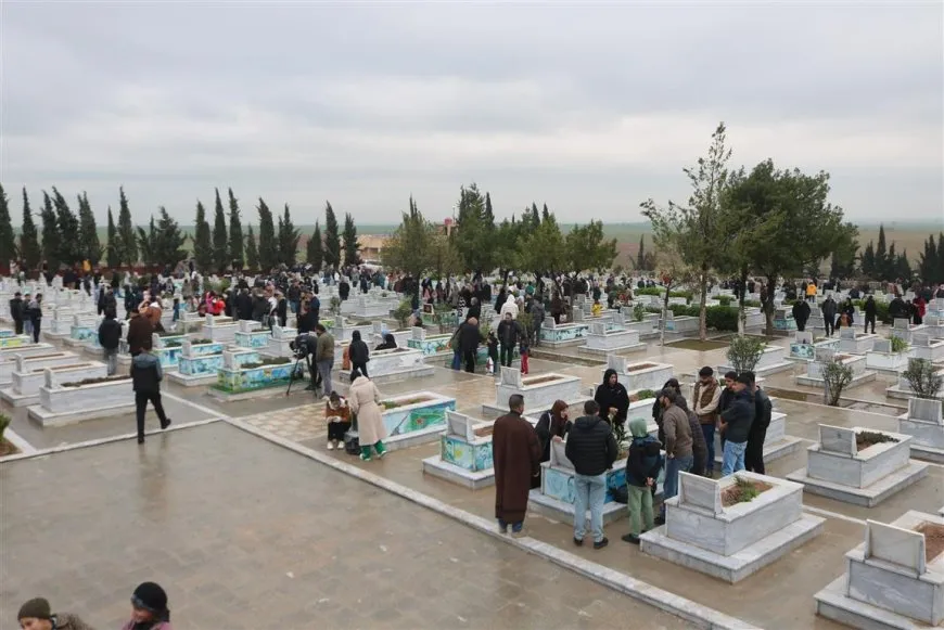 El pueblo de Rojava celebra el Eid al-Fitr visitando los santuarios de los mártires