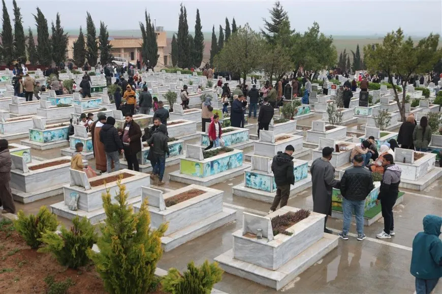 El pueblo de Rojava celebra el Eid al-Fitr visitando los santuarios de los mártires