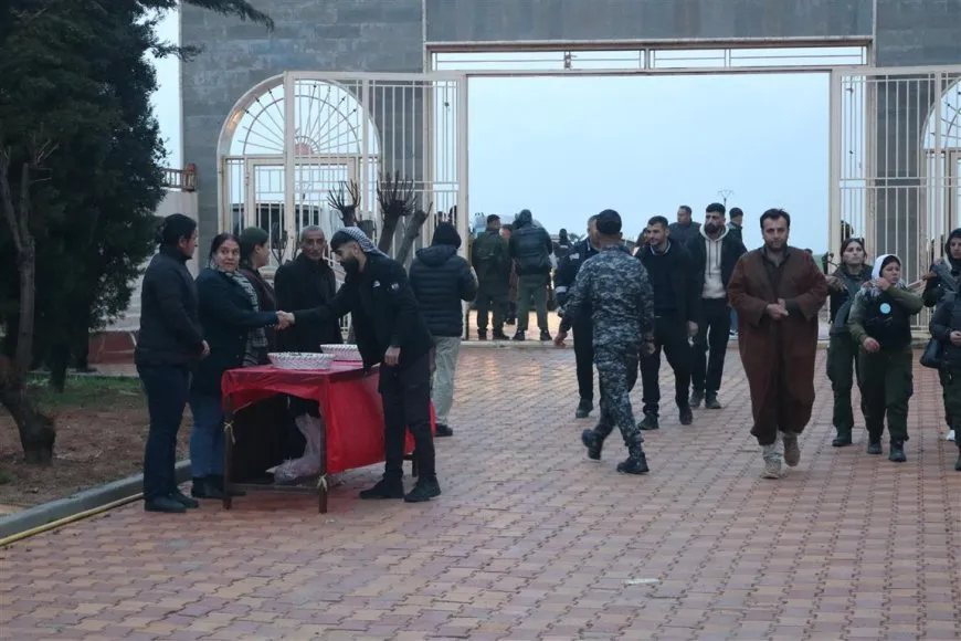 El pueblo de Rojava celebra el Eid al-Fitr visitando los santuarios de los mártires