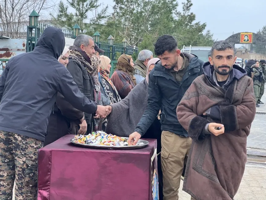 El pueblo de Rojava celebra el Eid al-Fitr visitando los santuarios de los mártires