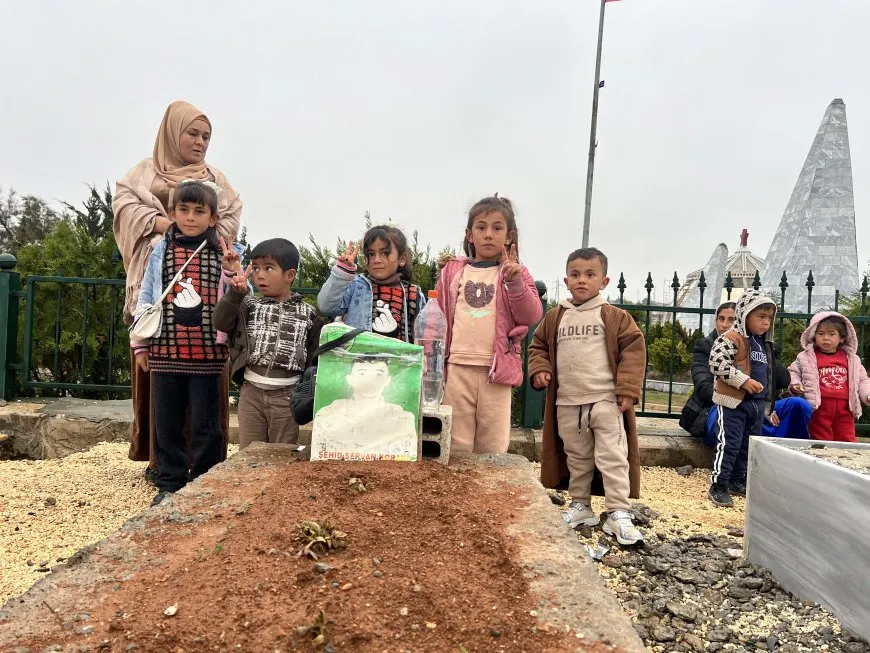 El pueblo de Rojava celebra el Eid al-Fitr visitando los santuarios de los mártires