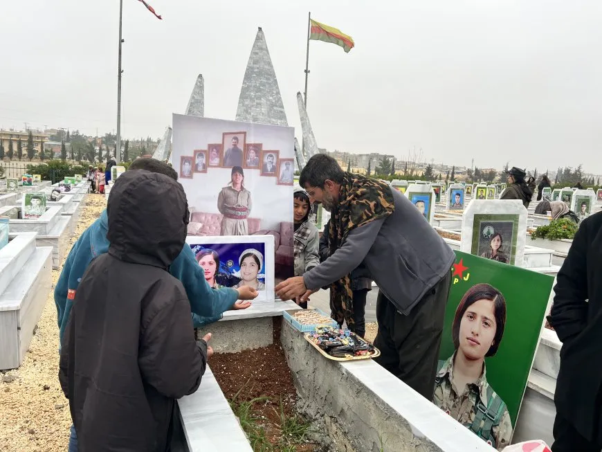 El pueblo de Rojava celebra el Eid al-Fitr visitando los santuarios de los mártires