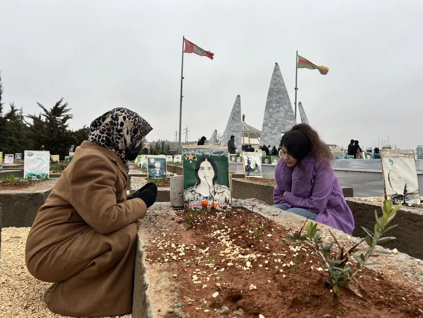 El pueblo de Rojava celebra el Eid al-Fitr visitando los santuarios de los mártires