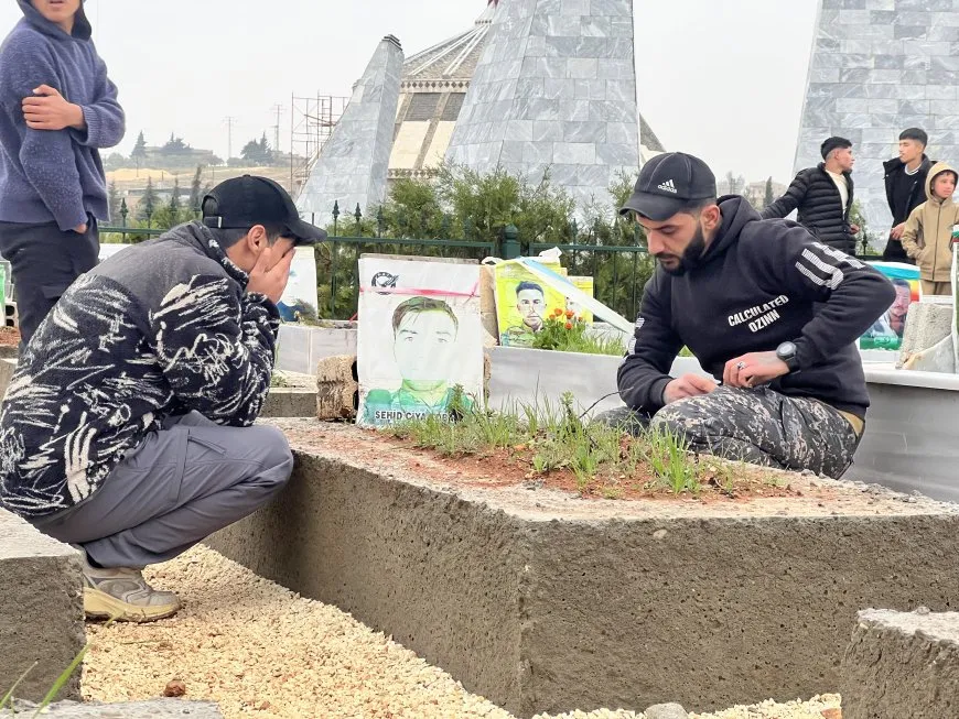 El pueblo de Rojava celebra el Eid al-Fitr visitando los santuarios de los mártires