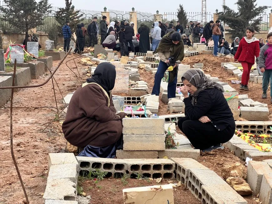 El pueblo de Rojava celebra el Eid al-Fitr visitando los santuarios de los mártires