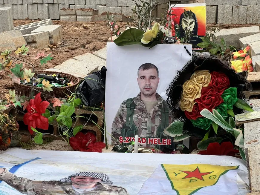 El pueblo de Rojava celebra el Eid al-Fitr visitando los santuarios de los mártires