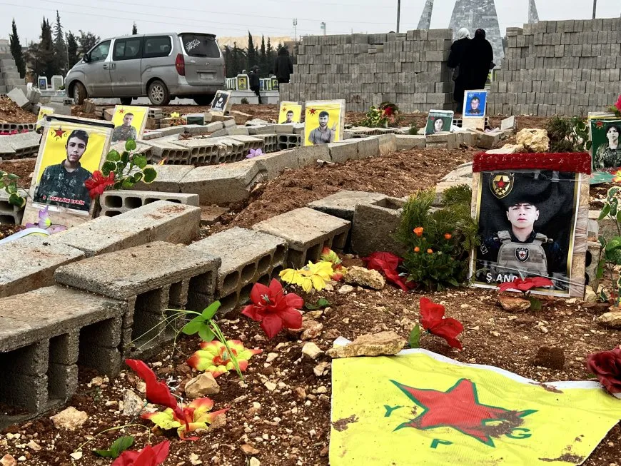 El pueblo de Rojava celebra el Eid al-Fitr visitando los santuarios de los mártires