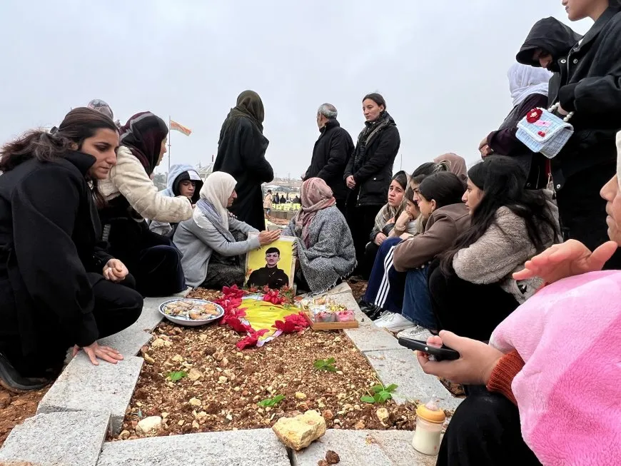 El pueblo de Rojava celebra el Eid al-Fitr visitando los santuarios de los mártires