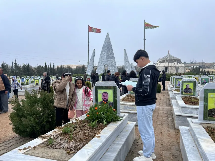 El pueblo de Rojava celebra el Eid al-Fitr visitando los santuarios de los mártires