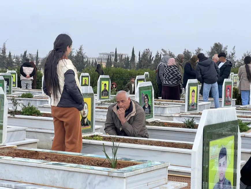 El pueblo de Rojava celebra el Eid al-Fitr visitando los santuarios de los mártires