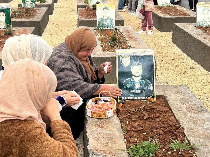 El pueblo de Rojava celebra el Eid al-Fitr visitando los santuarios de los mártires