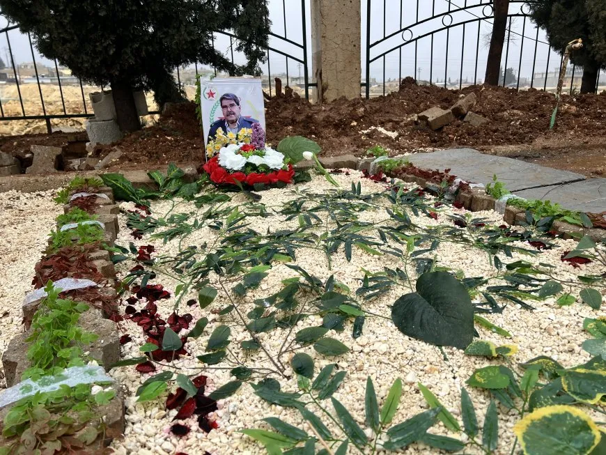 El pueblo de Rojava celebra el Eid al-Fitr visitando los santuarios de los mártires