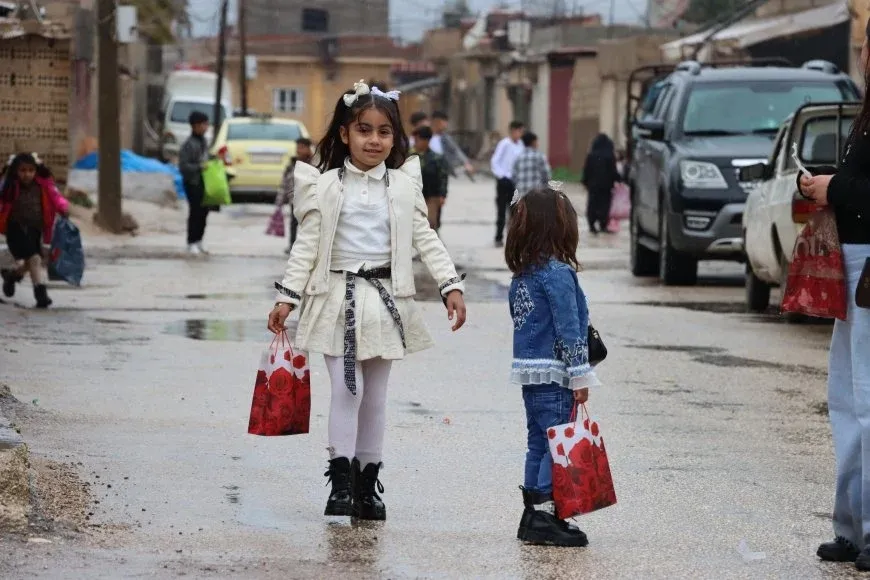 Niños celebran el Eid en Jazira entre lluvias y sonrisas