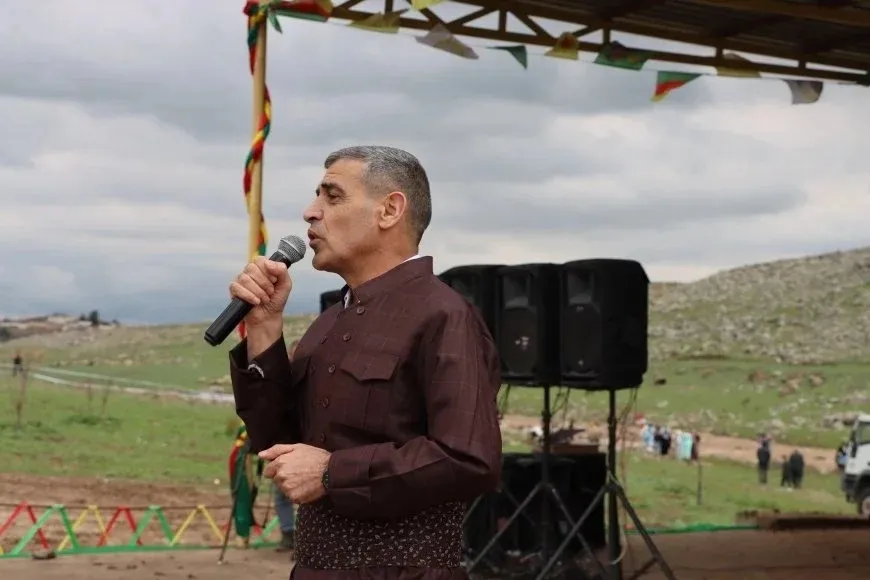 Hassan Koçer llama a reforzar la unidad kurda durante el Newroz en Girkê Legê