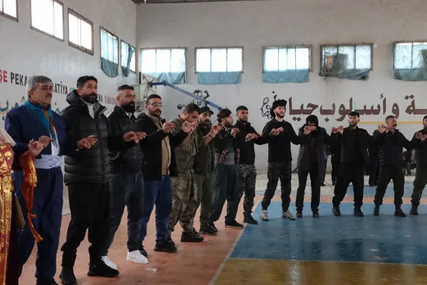 Las Fuerzas de Seguridad Interna en Amuda celebran Newroz junto a la población local