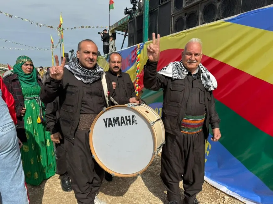 Miles de personas de Rojava se dirigen a las plazas de celebración de Newroz