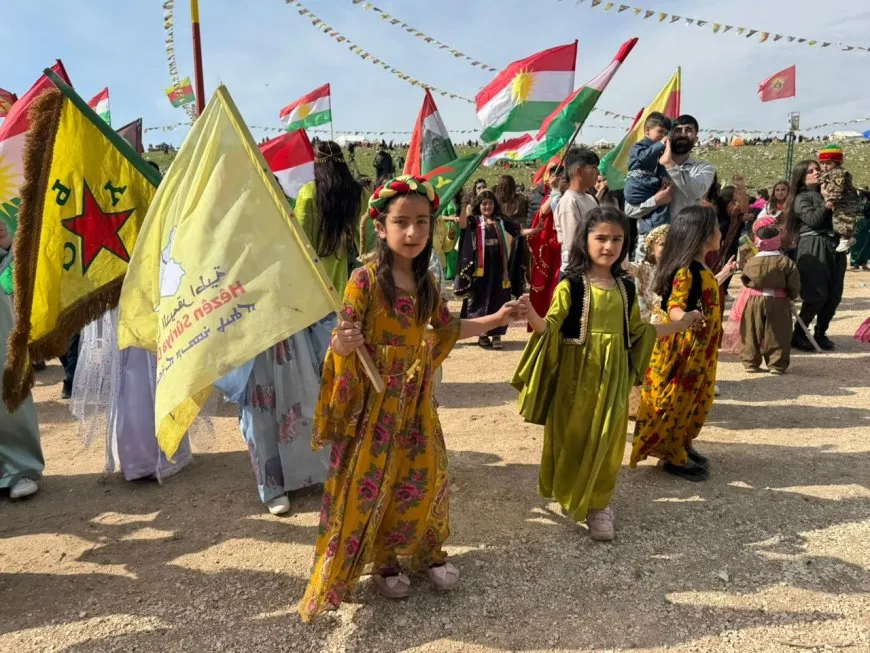 Miles de personas de Rojava se dirigen a las plazas de celebración de Newroz