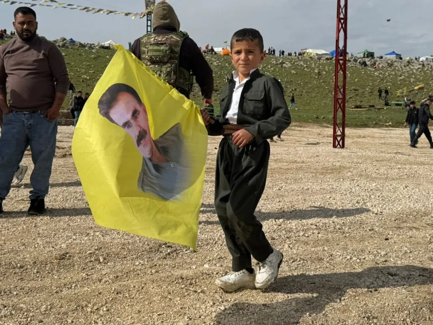 Miles de personas de Rojava se dirigen a las plazas de celebración de Newroz