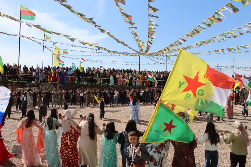 Miles de personas se dirigen a las plazas de celebración del Newroz en Qamishlo, Tirbespiyê y Amuda
