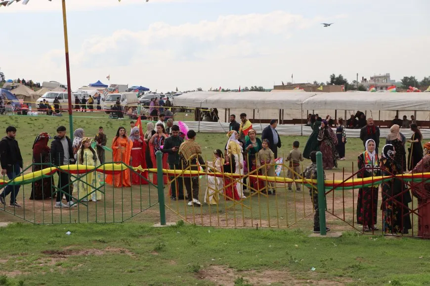 Miles de personas se dirigen a las plazas de celebración del Newroz en Qamishlo, Tirbespiyê y Amuda