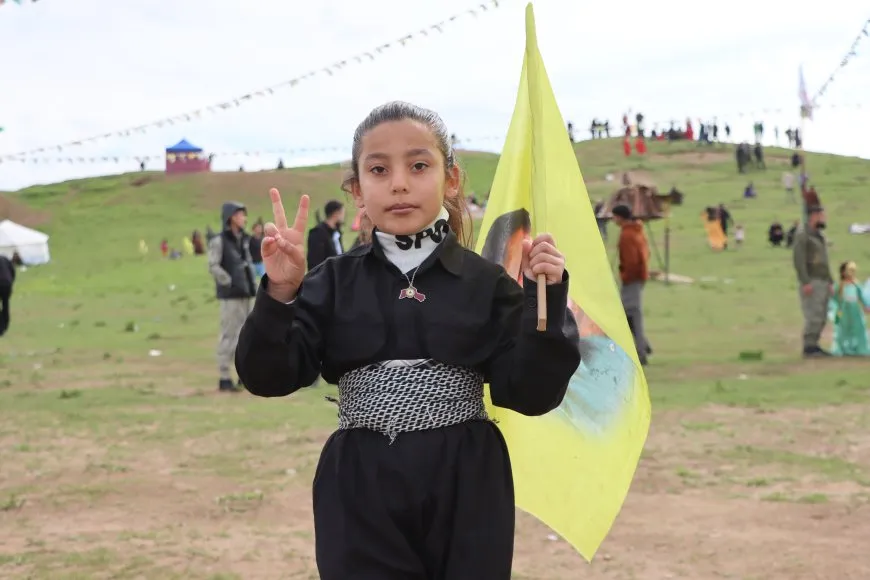 Miles de personas se dirigen a las plazas de celebración del Newroz en Qamishlo, Tirbespiyê y Amuda