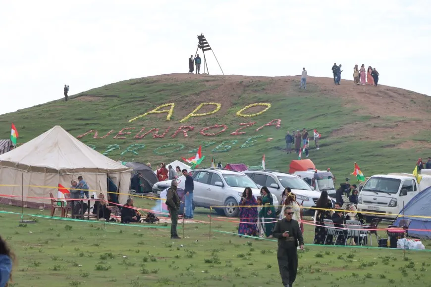 Miles de personas se dirigen a las plazas de celebración del Newroz en Qamishlo, Tirbespiyê y Amuda