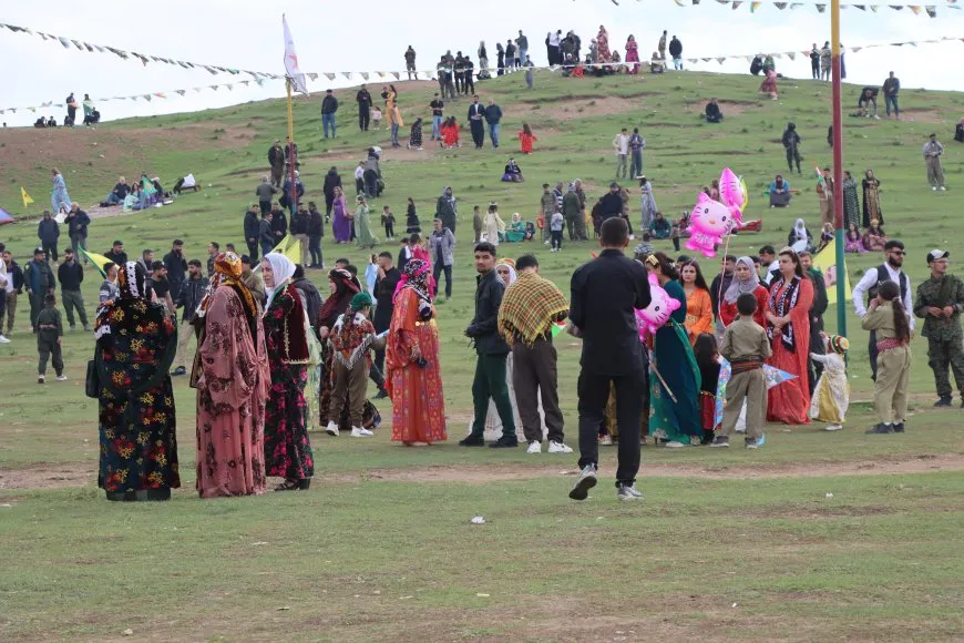 Miles de personas se dirigen a las plazas de celebración del Newroz en Qamishlo, Tirbespiyê y Amuda