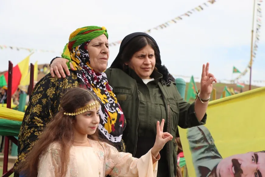 Miles de personas se dirigen a las plazas de celebración del Newroz en Qamishlo, Tirbespiyê y Amuda