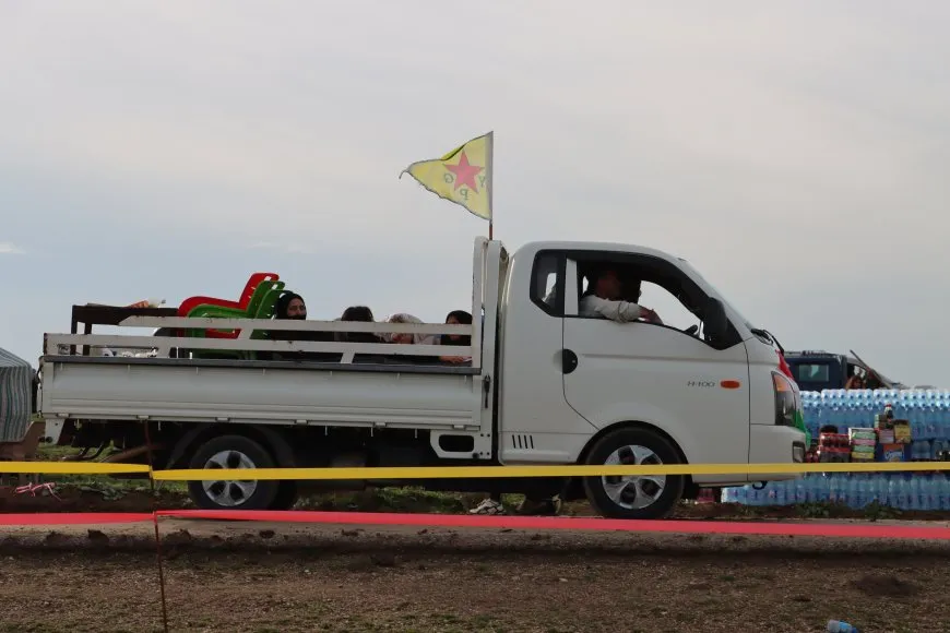 Miles de personas se dirigen a las plazas de celebración del Newroz en Qamishlo, Tirbespiyê y Amuda