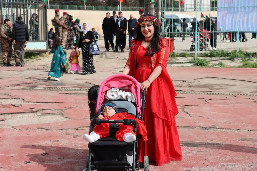 Miles de personas se dirigen a las plazas de celebración del Newroz en Qamishlo, Tirbespiyê y Amuda