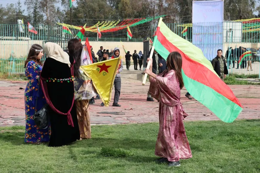 Miles de personas se dirigen a las plazas de celebración del Newroz en Qamishlo, Tirbespiyê y Amuda