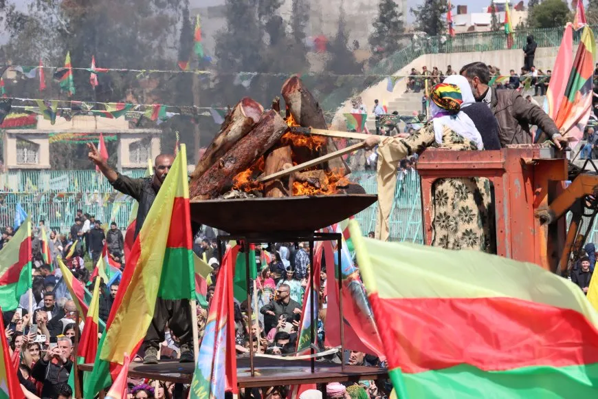Las celebraciones del Newroz comienzan en Rojava con el encendido de la llama y la lectura del mensaje del líder