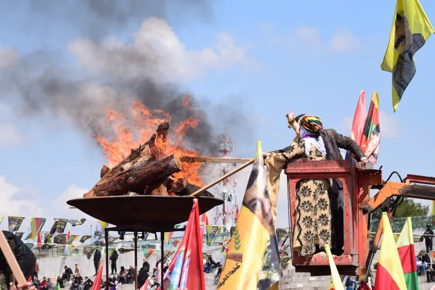 Las celebraciones del Newroz comienzan en Rojava con el encendido de la llama y la lectura del mensaje del líder