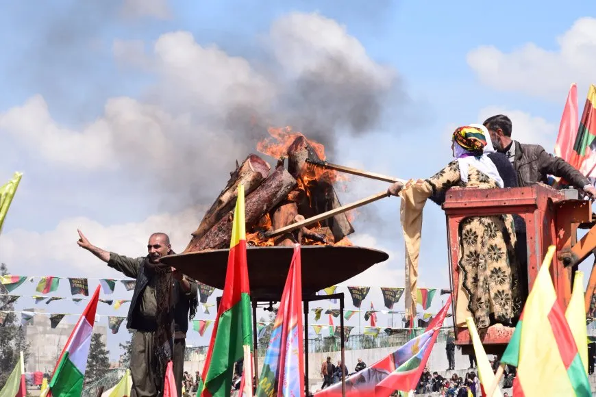 Las celebraciones del Newroz comienzan en Rojava con el encendido de la llama y la lectura del mensaje del líder