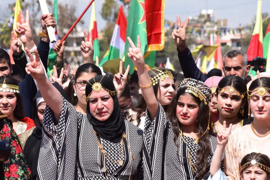 Las celebraciones del Newroz comienzan en Rojava con el encendido de la llama y la lectura del mensaje del líder