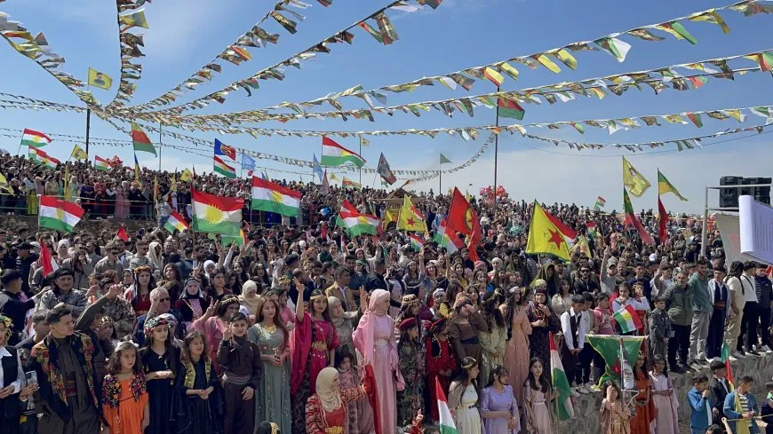 Las celebraciones del Newroz comienzan en Rojava con el encendido de la llama y la lectura del mensaje del líder