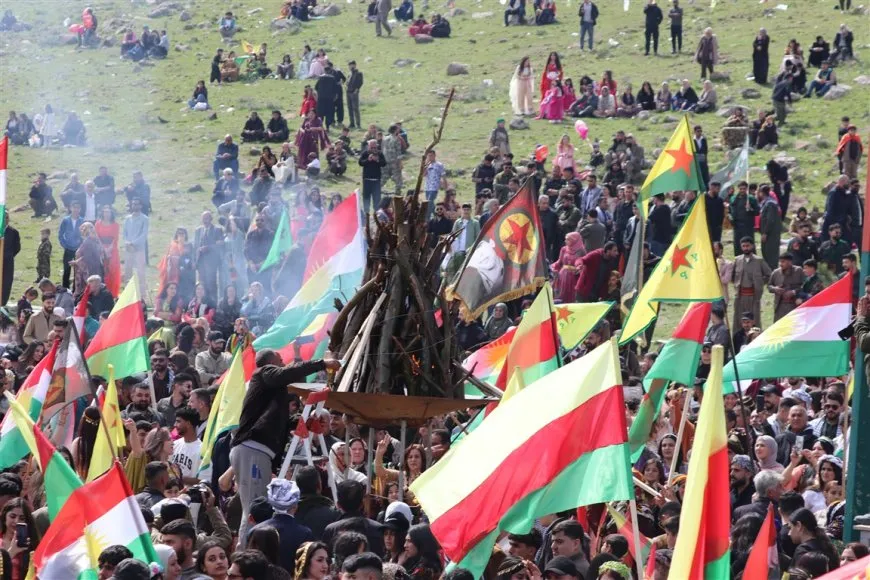 Las celebraciones del Newroz comienzan en Rojava con el encendido de la llama y la lectura del mensaje del líder