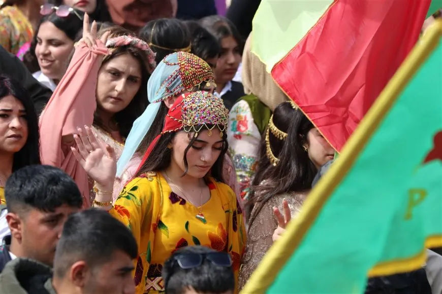 Las celebraciones del Newroz comienzan en Rojava con el encendido de la llama y la lectura del mensaje del líder