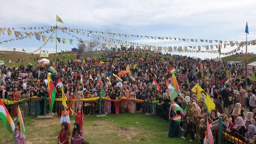 Las celebraciones del Newroz comienzan en Rojava con el encendido de la llama y la lectura del mensaje del líder