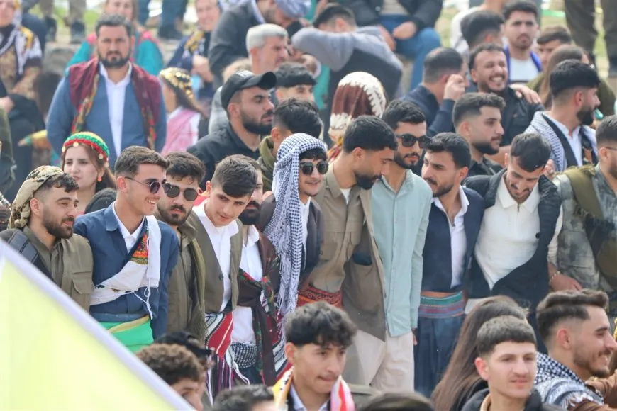 En imágenes y vídeos: celebraciones de Newroz en ciudades de Rojava