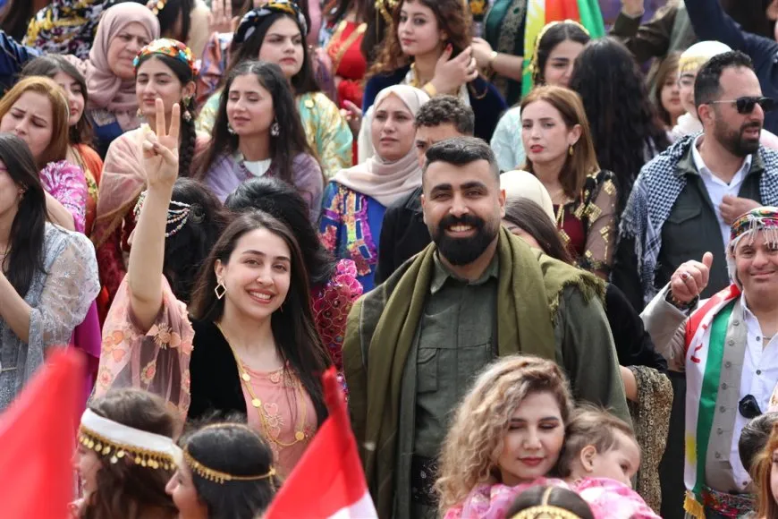 En imágenes y vídeos: celebraciones de Newroz en ciudades de Rojava