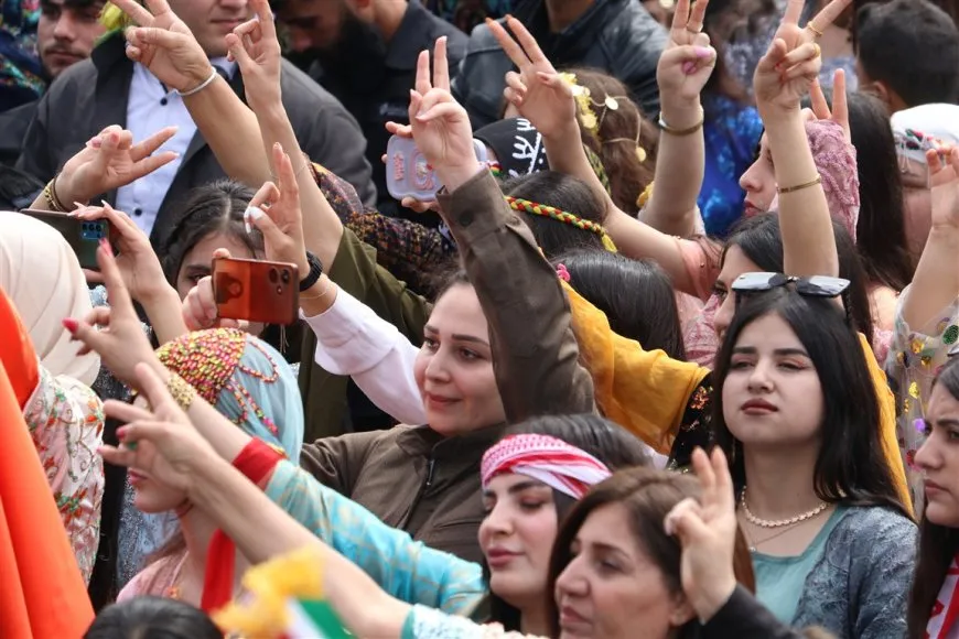 En imágenes y vídeos: celebraciones de Newroz en ciudades de Rojava