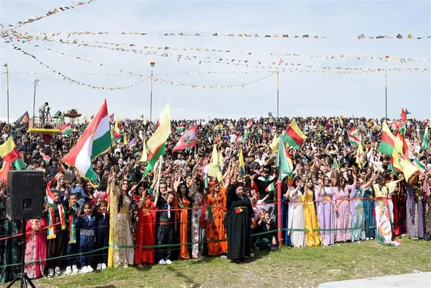 En imágenes y vídeos: celebraciones de Newroz en ciudades de Rojava