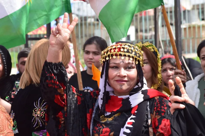 En imágenes y vídeos: celebraciones de Newroz en ciudades de Rojava