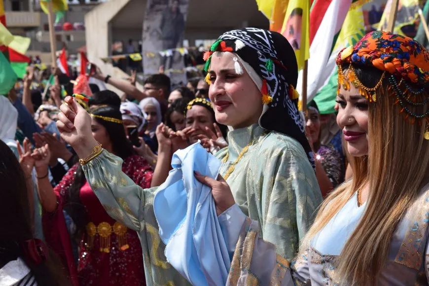 En imágenes y vídeos: celebraciones de Newroz en ciudades de Rojava