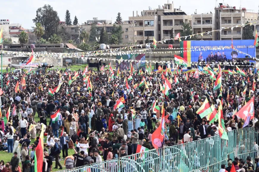 En imágenes y vídeos: celebraciones de Newroz en ciudades de Rojava