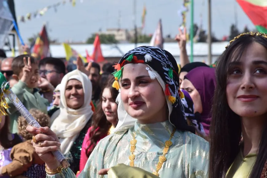 En imágenes y vídeos: celebraciones de Newroz en ciudades de Rojava