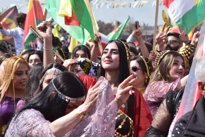 En imágenes y vídeos: celebraciones de Newroz en ciudades de Rojava