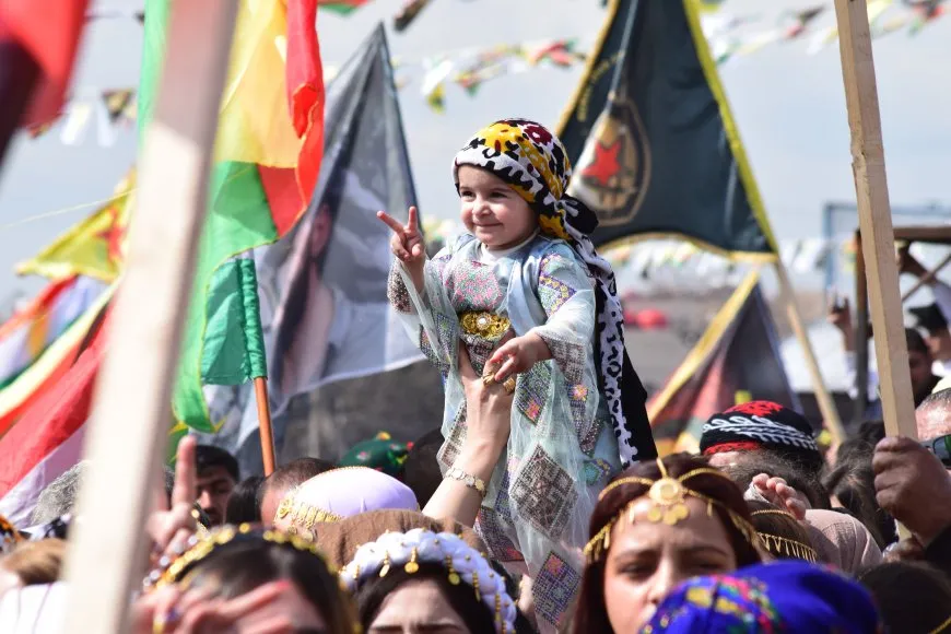 En imágenes y vídeos: celebraciones de Newroz en ciudades de Rojava